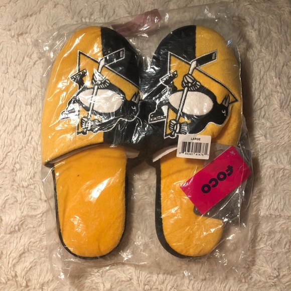 NHL 🏒 Pittsburgh Penguins FOCO Slippers - Picture 3 of 7
